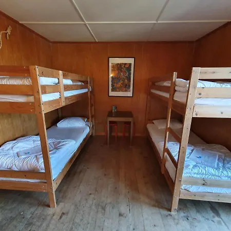 Lake Lodge Hostel * איסלטואלד