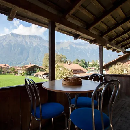 Lake Lodge Hostel אכסניה