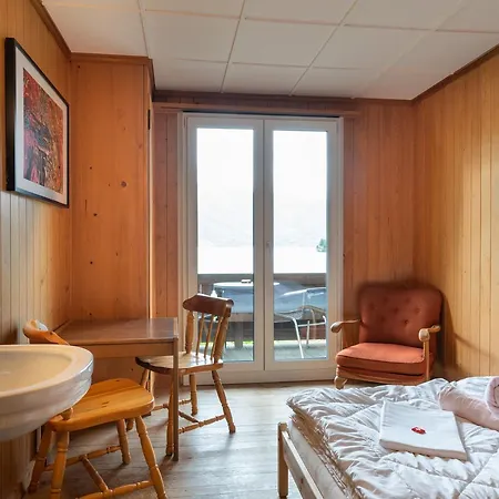 Lake Lodge Hostel אכסניה איסלטואלד
